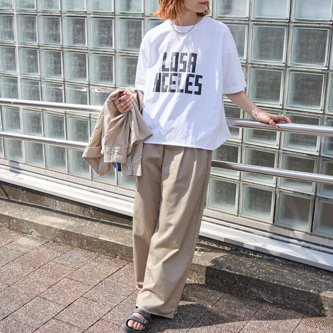 FUNG [ファング] L.A FRONT カットオフ プリントTシャツ [LA-FRONT] WHT/BLACK &&モデル身長：158cm 着用サイズ：M&&