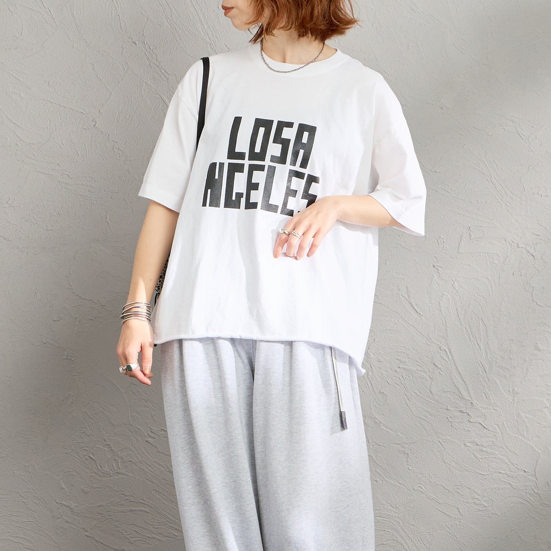 FUNG [ファング] L.A FRONT カットオフ プリントTシャツ [LA-FRONT] WHT/BLACK &&モデル身長：158cm 着用サイズ：M&&