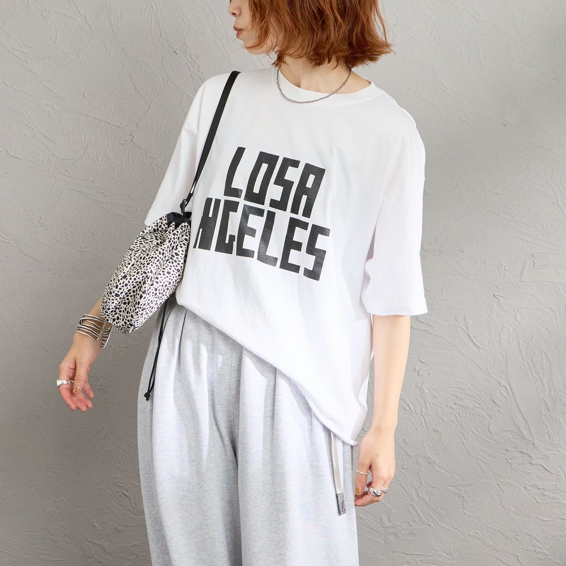 FUNG [ファング] L.A FRONT カットオフ プリントTシャツ [LA-FRONT] WHT/BLACK &&モデル身長：158cm 着用サイズ：M&&