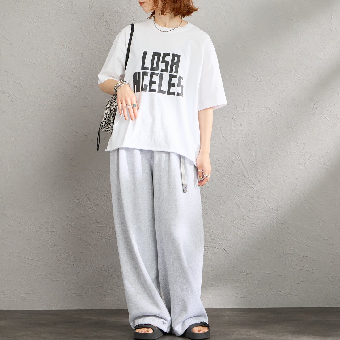 FUNG [ファング] L.A FRONT カットオフ プリントTシャツ [LA-FRONT] WHT/BLACK &&モデル身長：158cm 着用サイズ：M&&
