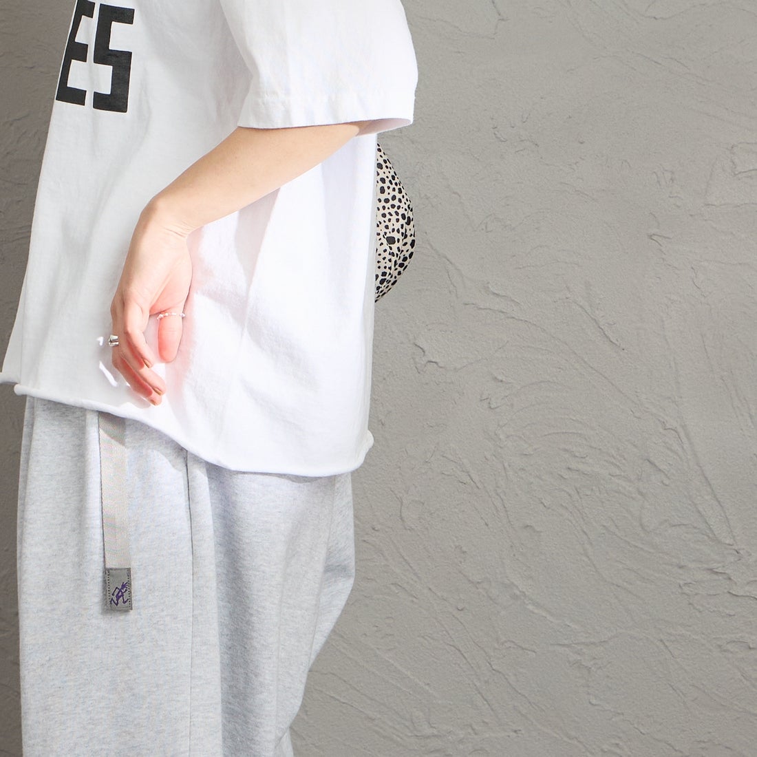 FUNG [ファング] L.A FRONT カットオフ プリントTシャツ [LA-FRONT] WHT/BLACK &&モデル身長：158cm 着用サイズ：M&&