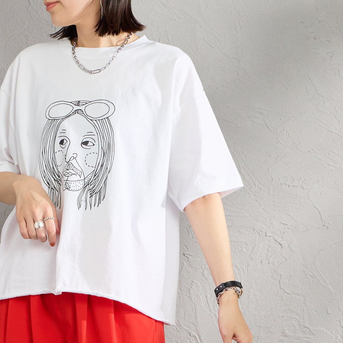 FUNG [ファング] K.C カットオフ プリントTシャツ [KC] WHT/BLACK &&モデル身長：160cm 着用サイズ：M&&ファング] K.C カットオフ プリントTシャツ [KC]