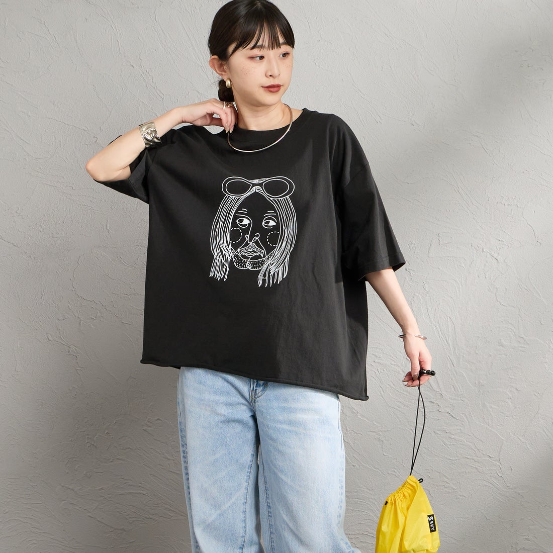 FUNG [ファング] K.C カットオフ プリントTシャツ [KC] BLACK &&モデル身長：150cm 着用サイズ：M&&