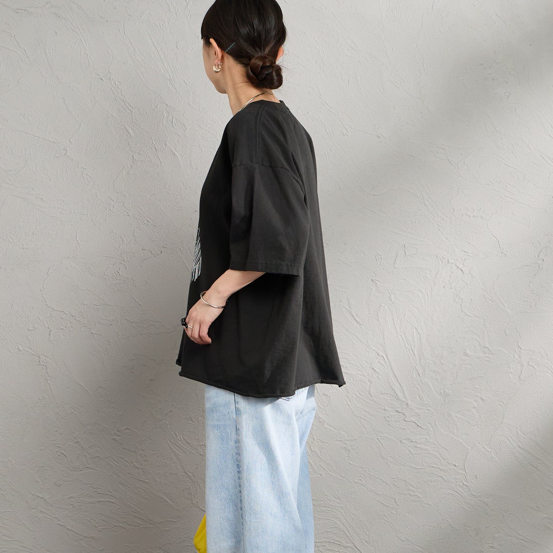 FUNG [ファング] K.C カットオフ プリントTシャツ [KC] BLACK &&モデル身長：150cm 着用サイズ：M&&