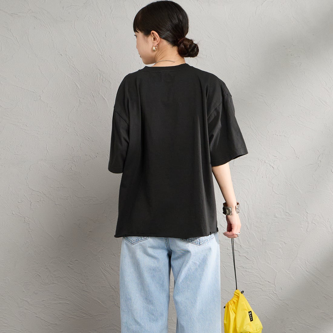 FUNG [ファング] K.C カットオフ プリントTシャツ [KC] BLACK &&モデル身長：150cm 着用サイズ：M&&