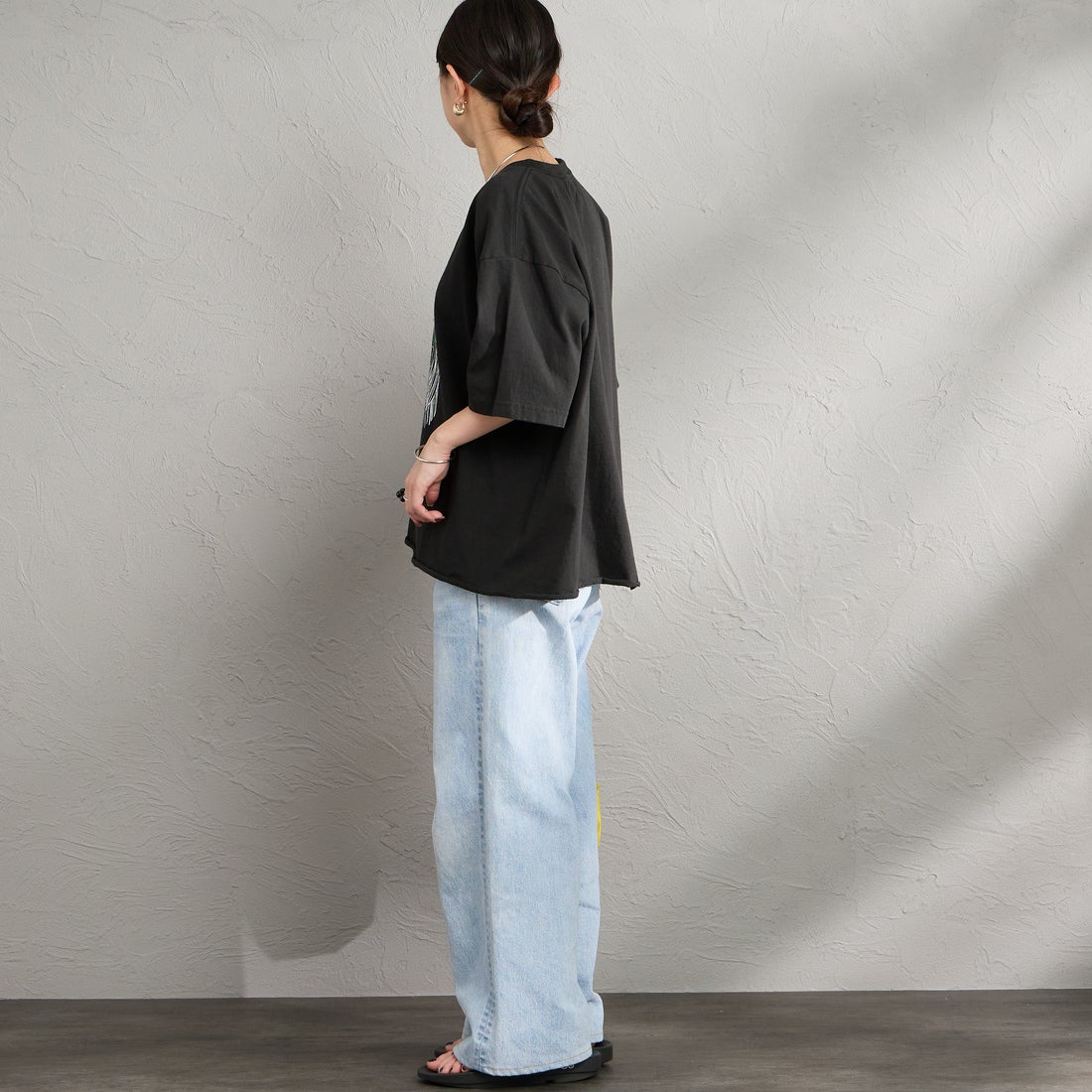 FUNG [ファング] K.C カットオフ プリントTシャツ [KC] BLACK &&モデル身長：150cm 着用サイズ：M&&