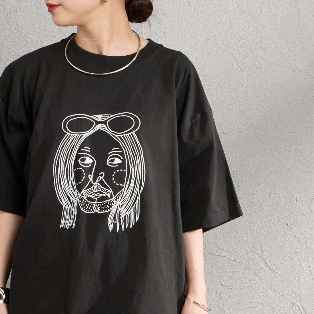 FUNG [ファング] K.C カットオフ プリントTシャツ [KC] BLACK &&モデル身長：150cm 着用サイズ：M&&