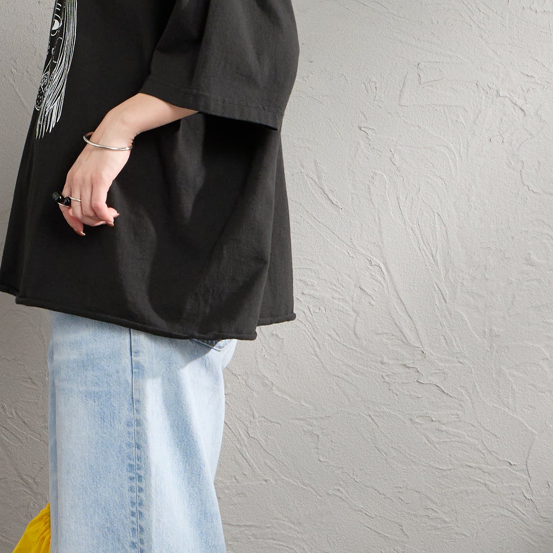 FUNG [ファング] K.C カットオフ プリントTシャツ [KC] BLACK &&モデル身長：150cm 着用サイズ：M&&