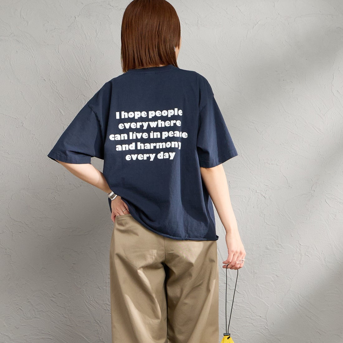 FUNG [ファング] PEACE ALWAYS カットオフ プリントTシャツ [PEACE-ALWAYS] NAVY &&モデル身長：159cm 着用サイズ：M&&