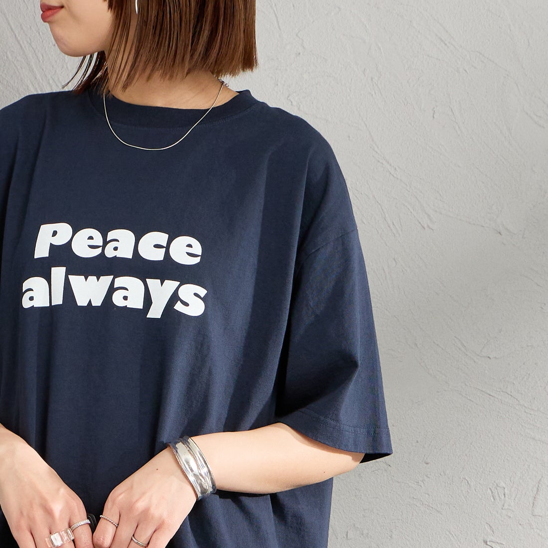 FUNG [ファング] PEACE ALWAYS カットオフ プリントTシャツ [PEACE-ALWAYS] NAVY &&モデル身長：159cm 着用サイズ：M&&