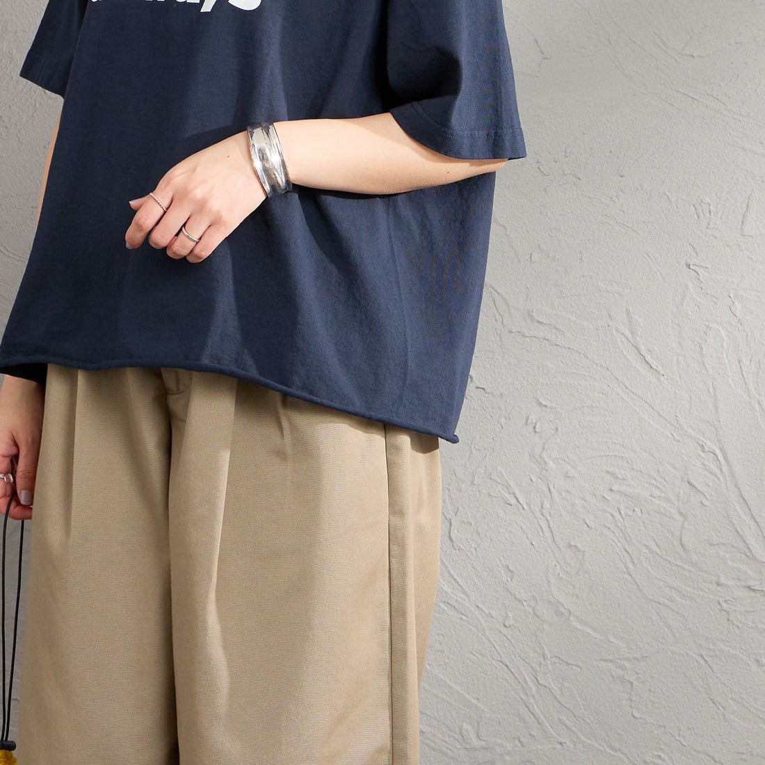 FUNG [ファング] PEACE ALWAYS カットオフ プリントTシャツ [PEACE-ALWAYS] NAVY &&モデル身長：159cm 着用サイズ：M&&