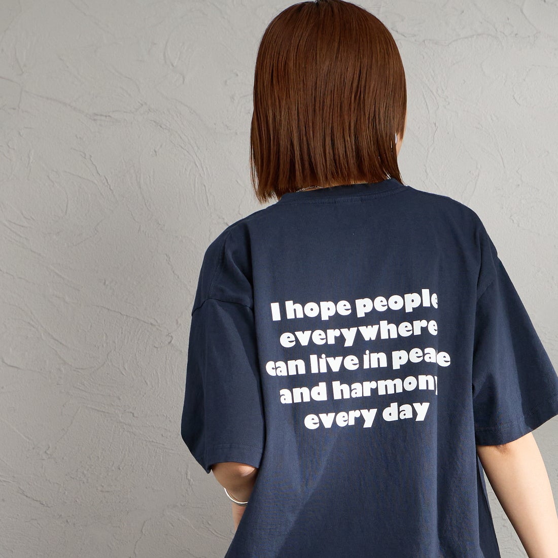 FUNG [ファング] PEACE ALWAYS カットオフ プリントTシャツ [PEACE-ALWAYS] NAVY &&モデル身長：159cm 着用サイズ：M&&