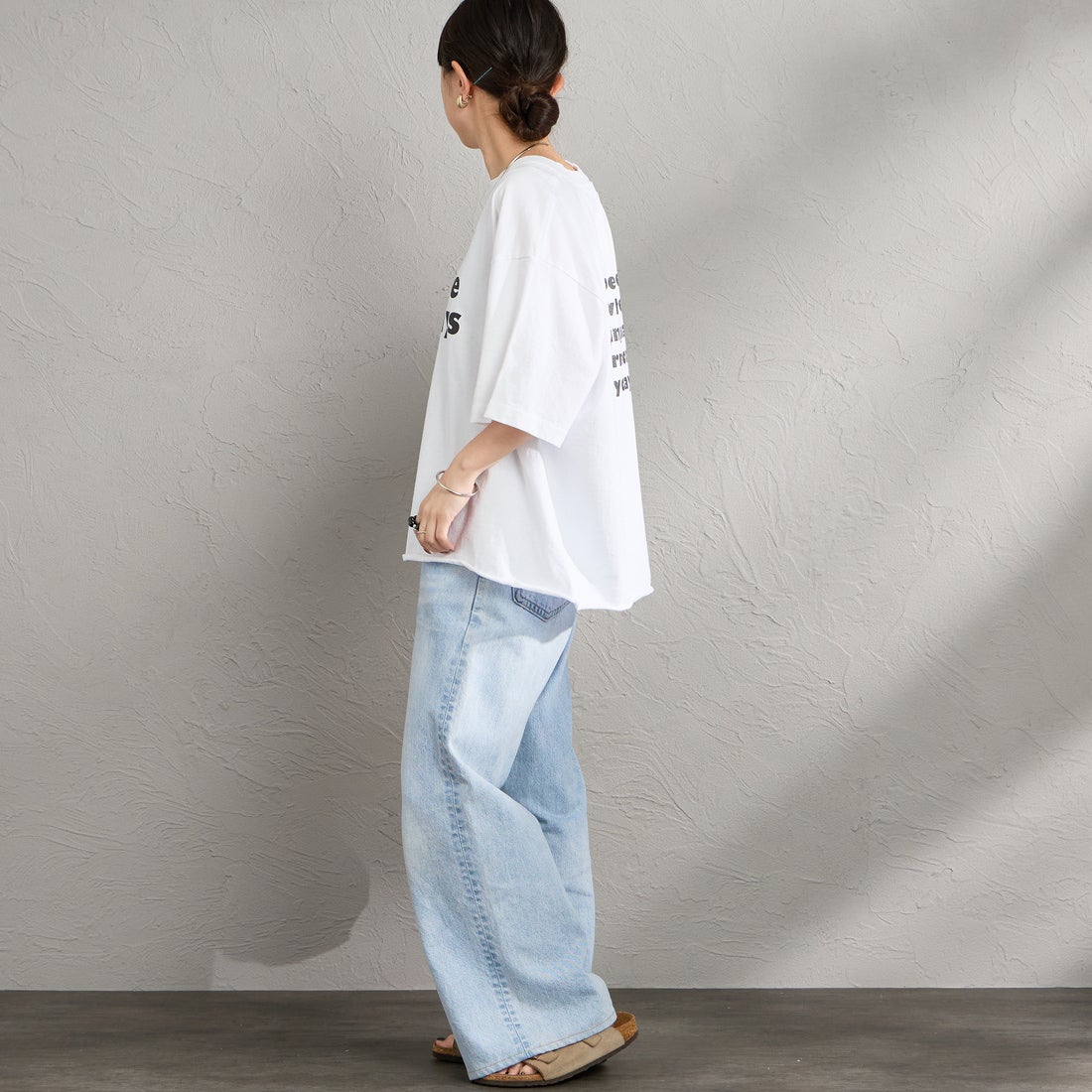 FUNG [ファング] PEACE ALWAYS カットオフ プリントTシャツ [PEACE-ALWAYS] WHT/BLACK &&モデル身長：150cm 着用サイズ：M&&