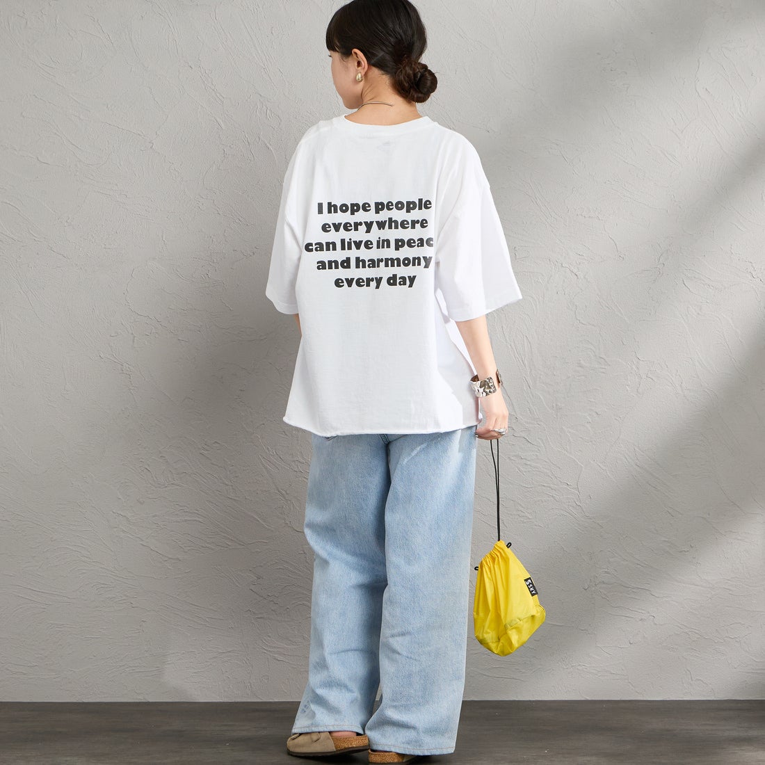 FUNG [ファング] PEACE ALWAYS カットオフ プリントTシャツ [PEACE-ALWAYS] WHT/BLACK &&モデル身長：150cm 着用サイズ：M&&