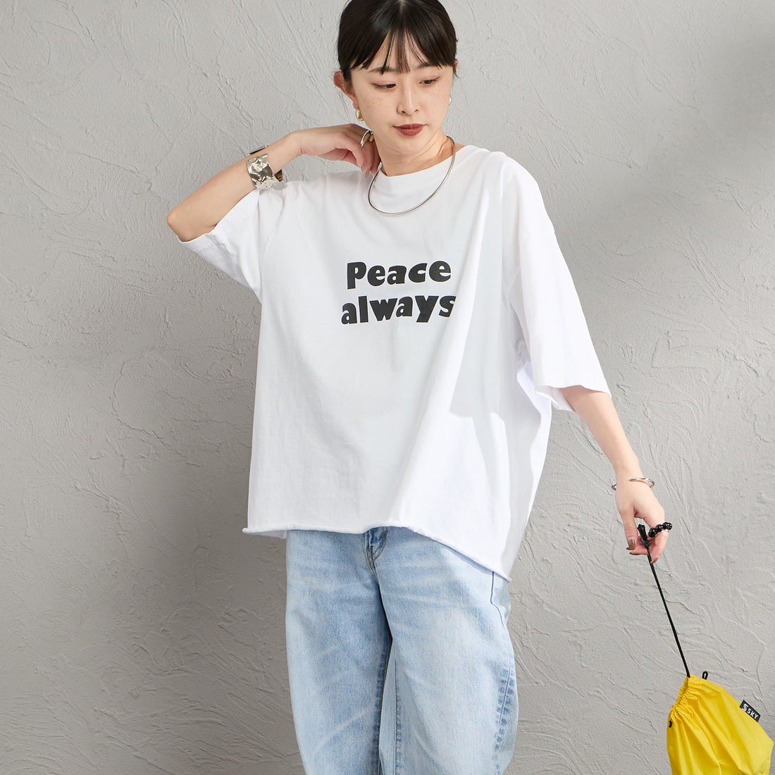 FUNG [ファング] PEACE ALWAYS カットオフ プリントTシャツ [PEACE-ALWAYS] WHT/BLACK &&モデル身長：150cm 着用サイズ：M&&