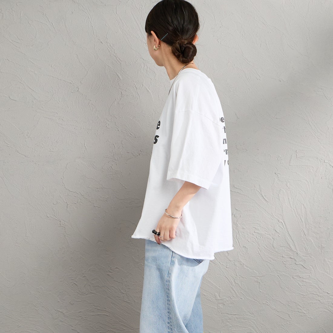 FUNG [ファング] PEACE ALWAYS カットオフ プリントTシャツ [PEACE-ALWAYS] WHT/BLACK &&モデル身長：150cm 着用サイズ：M&&