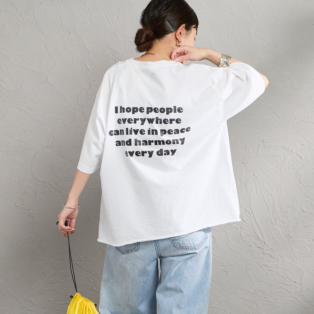 FUNG [ファング] PEACE ALWAYS カットオフ プリントTシャツ [PEACE-ALWAYS] WHT/BLACK &&モデル身長：150cm 着用サイズ：M&&