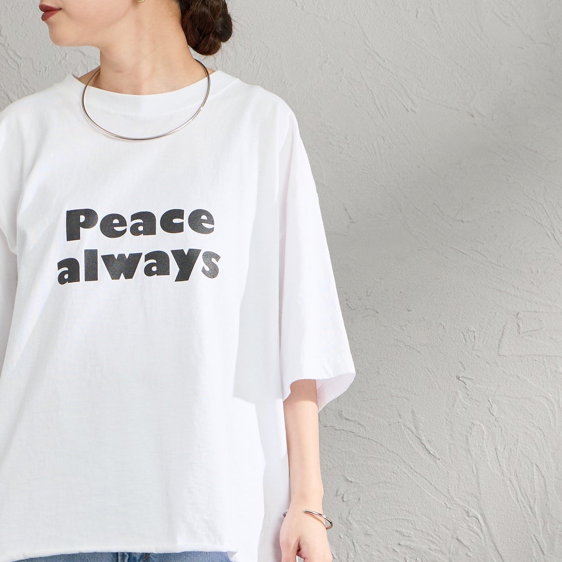 FUNG [ファング] PEACE ALWAYS カットオフ プリントTシャツ [PEACE-ALWAYS] WHT/BLACK &&モデル身長：150cm 着用サイズ：M&&