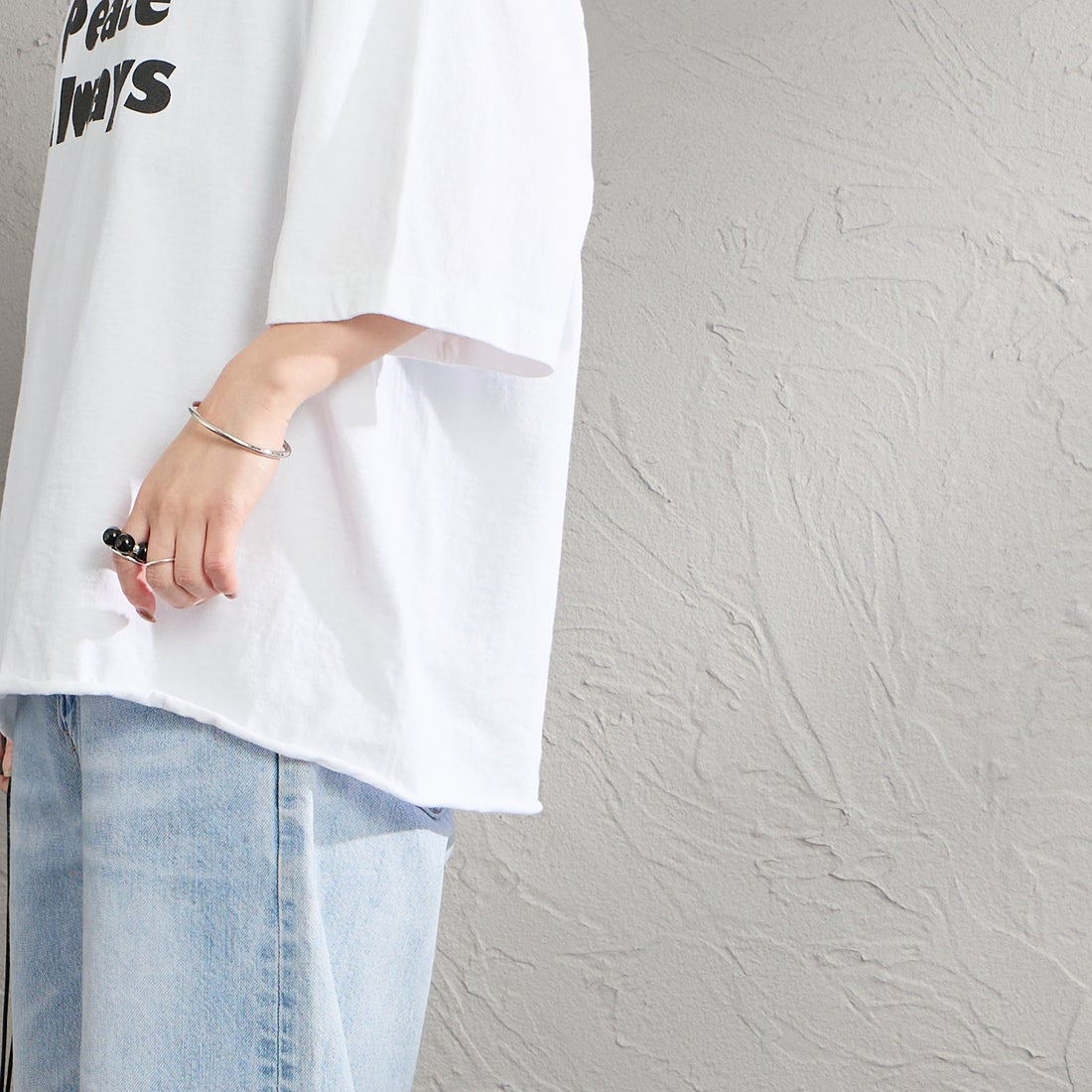 FUNG [ファング] PEACE ALWAYS カットオフ プリントTシャツ [PEACE-ALWAYS] WHT/BLACK &&モデル身長：150cm 着用サイズ：M&&