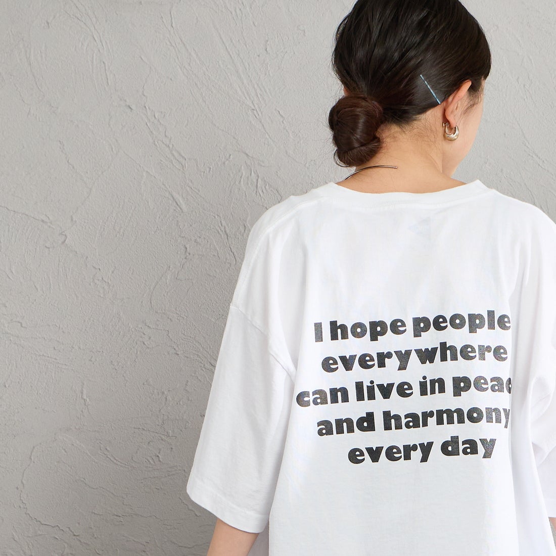 FUNG [ファング] PEACE ALWAYS カットオフ プリントTシャツ [PEACE-ALWAYS] WHT/BLACK &&モデル身長：150cm 着用サイズ：M&&