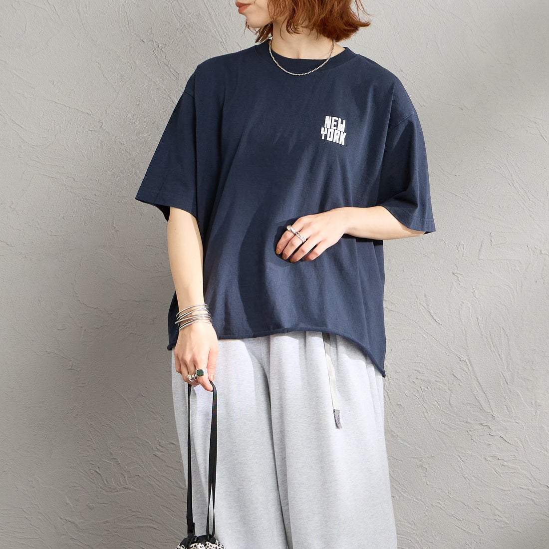 FUNG [ファング] N.Y FB カットオフ プリントTシャツ [NY-FB] NAVY &&モデル身長：158cm 着用サイズ：M&&