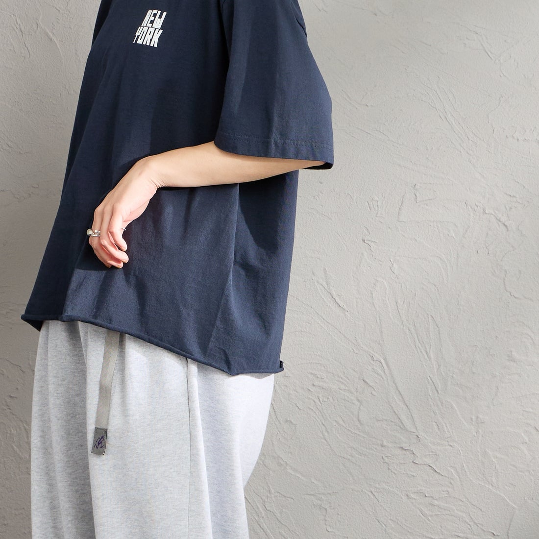 FUNG [ファング] N.Y FB カットオフ プリントTシャツ [NY-FB] NAVY &&モデル身長：158cm 着用サイズ：M&&