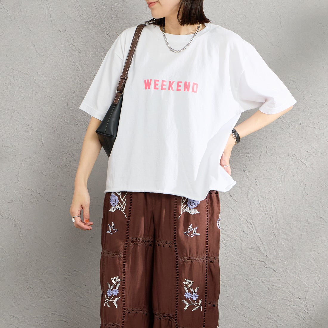 FUNG [ファング] 別注 WEEKEND カットオフ プリントTシャツ [WEEKEND-JF] WHTITE/PINK &&モデル身長：160cm 着用サイズ：M&&