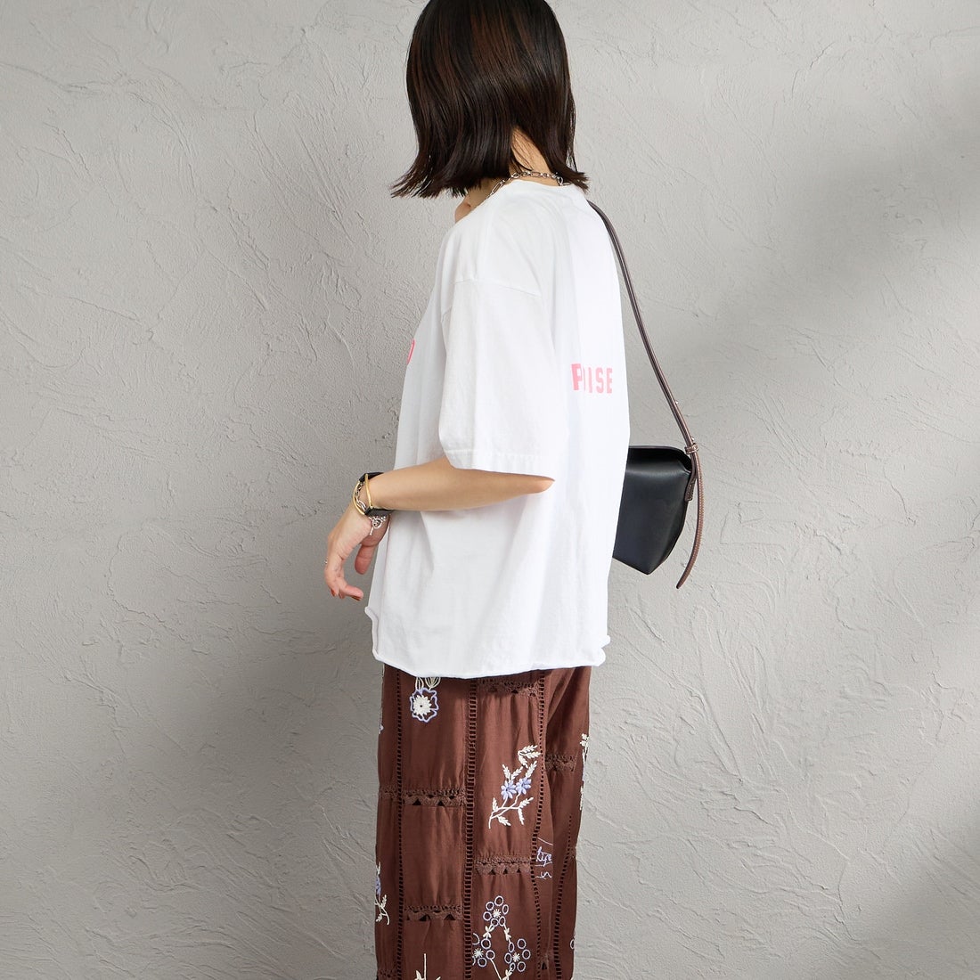 FUNG [ファング] 別注 WEEKEND カットオフ プリントTシャツ [WEEKEND-JF] WHTITE/PINK &&モデル身長：160cm 着用サイズ：M&&