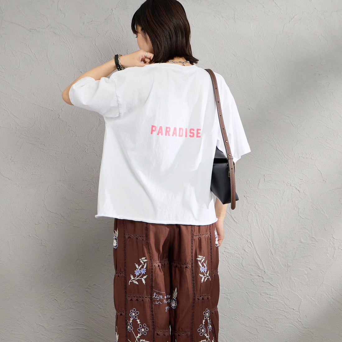 FUNG [ファング] 別注 WEEKEND カットオフ プリントTシャツ [WEEKEND-JF] WHTITE/PINK &&モデル身長：160cm 着用サイズ：M&&