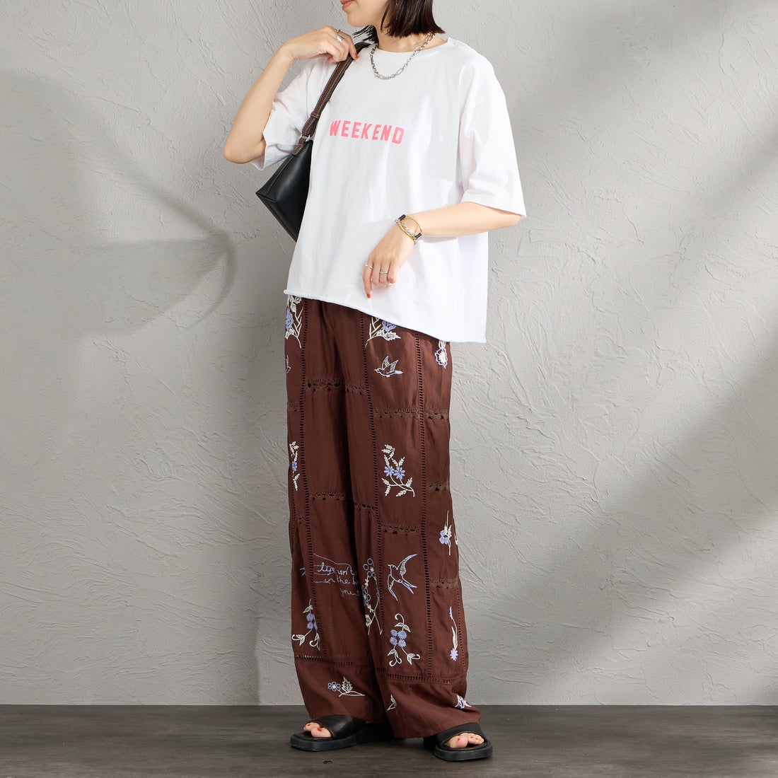 FUNG [ファング] 別注 WEEKEND カットオフ プリントTシャツ [WEEKEND-JF] WHTITE/PINK &&モデル身長：160cm 着用サイズ：M&&