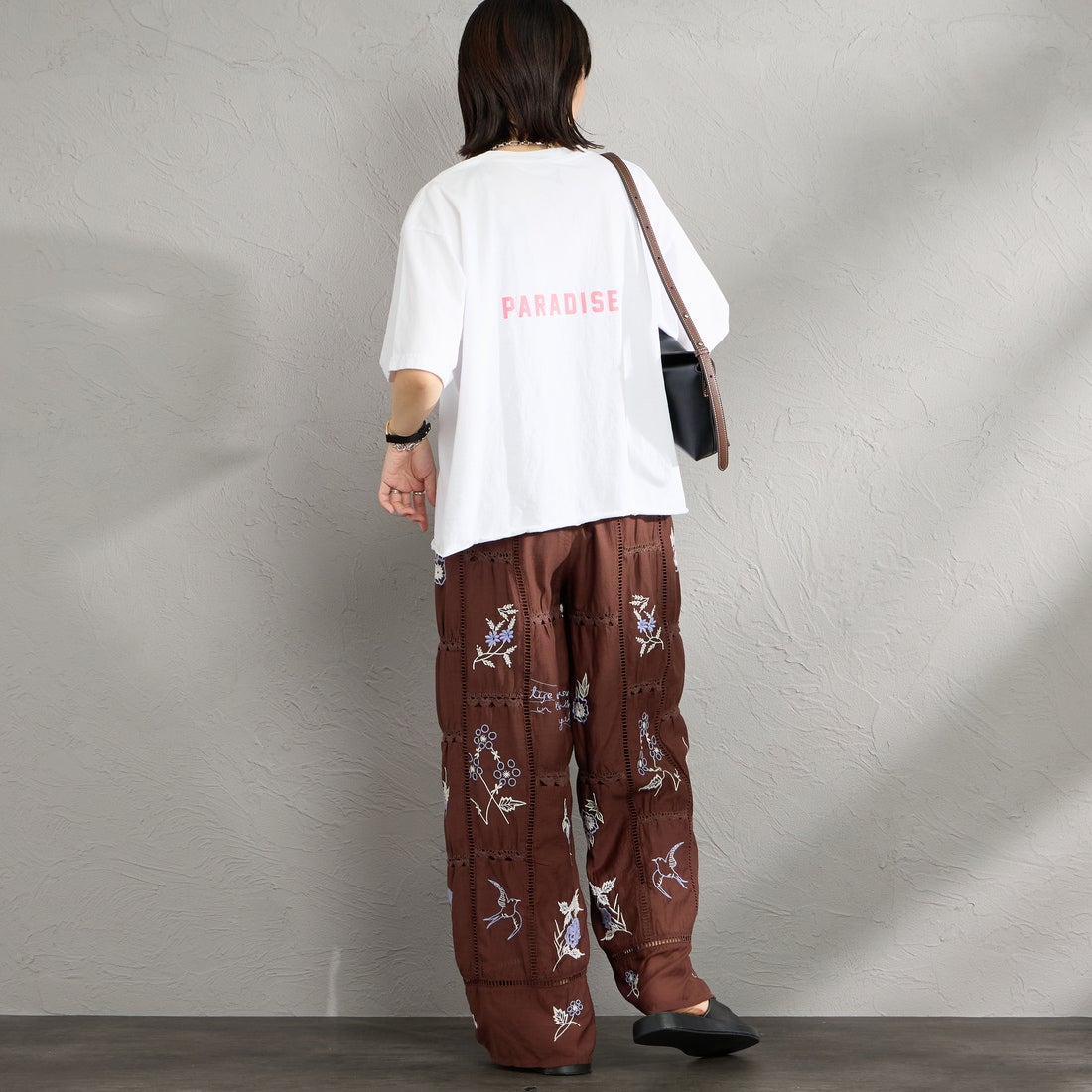 FUNG [ファング] 別注 WEEKEND カットオフ プリントTシャツ [WEEKEND-JF] WHTITE/PINK &&モデル身長：160cm 着用サイズ：M&&