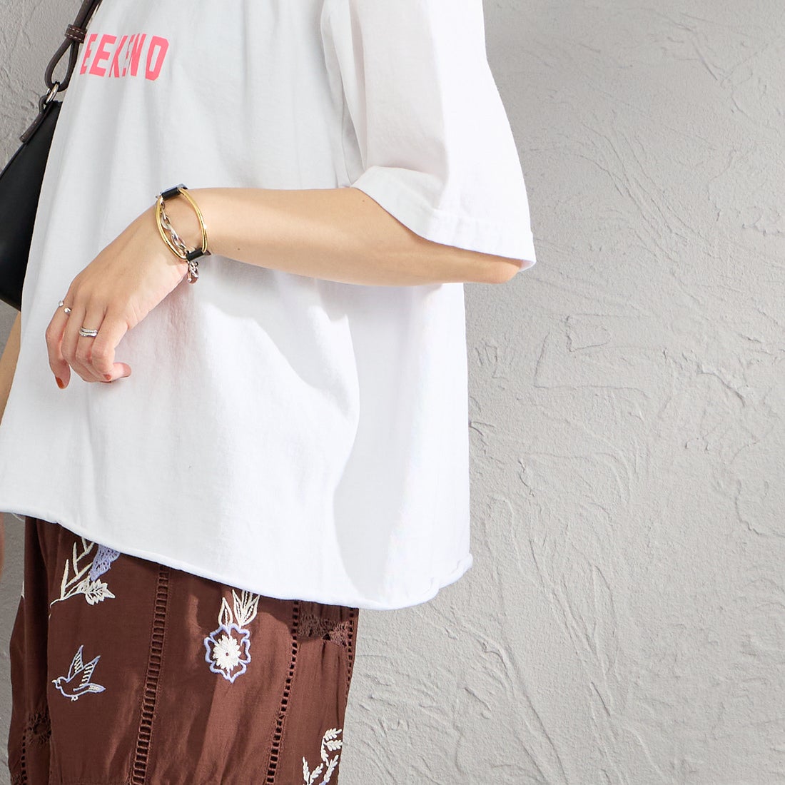 FUNG [ファング] 別注 WEEKEND カットオフ プリントTシャツ [WEEKEND-JF] WHTITE/PINK &&モデル身長：160cm 着用サイズ：M&&