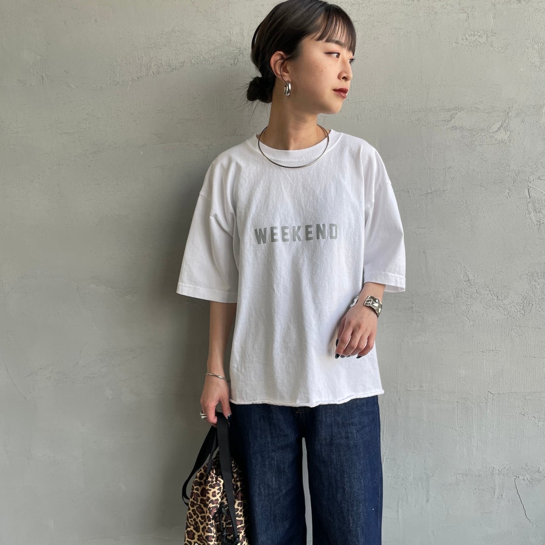 FUNG [ファング] 別注 WEEKEND カットオフ プリントTシャツ [WEEKEND-JF] WHT/SILVER &&モデル身長：150cm 着用サイズ：M&&