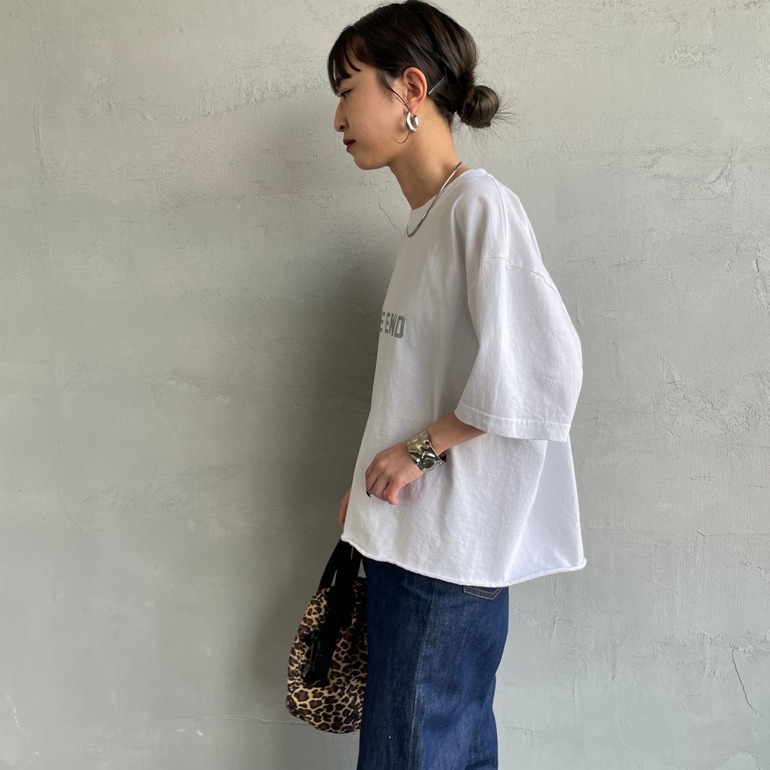 FUNG [ファング] 別注 WEEKEND カットオフ プリントTシャツ [WEEKEND-JF] WHT/SILVER &&モデル身長：150cm 着用サイズ：M&&