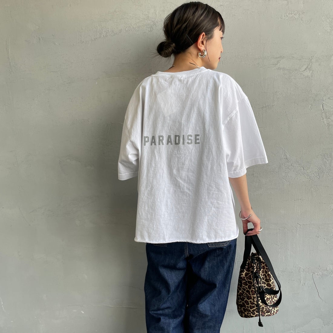 FUNG [ファング] 別注 WEEKEND カットオフ プリントTシャツ [WEEKEND-JF] WHT/SILVER &&モデル身長：150cm 着用サイズ：M&&