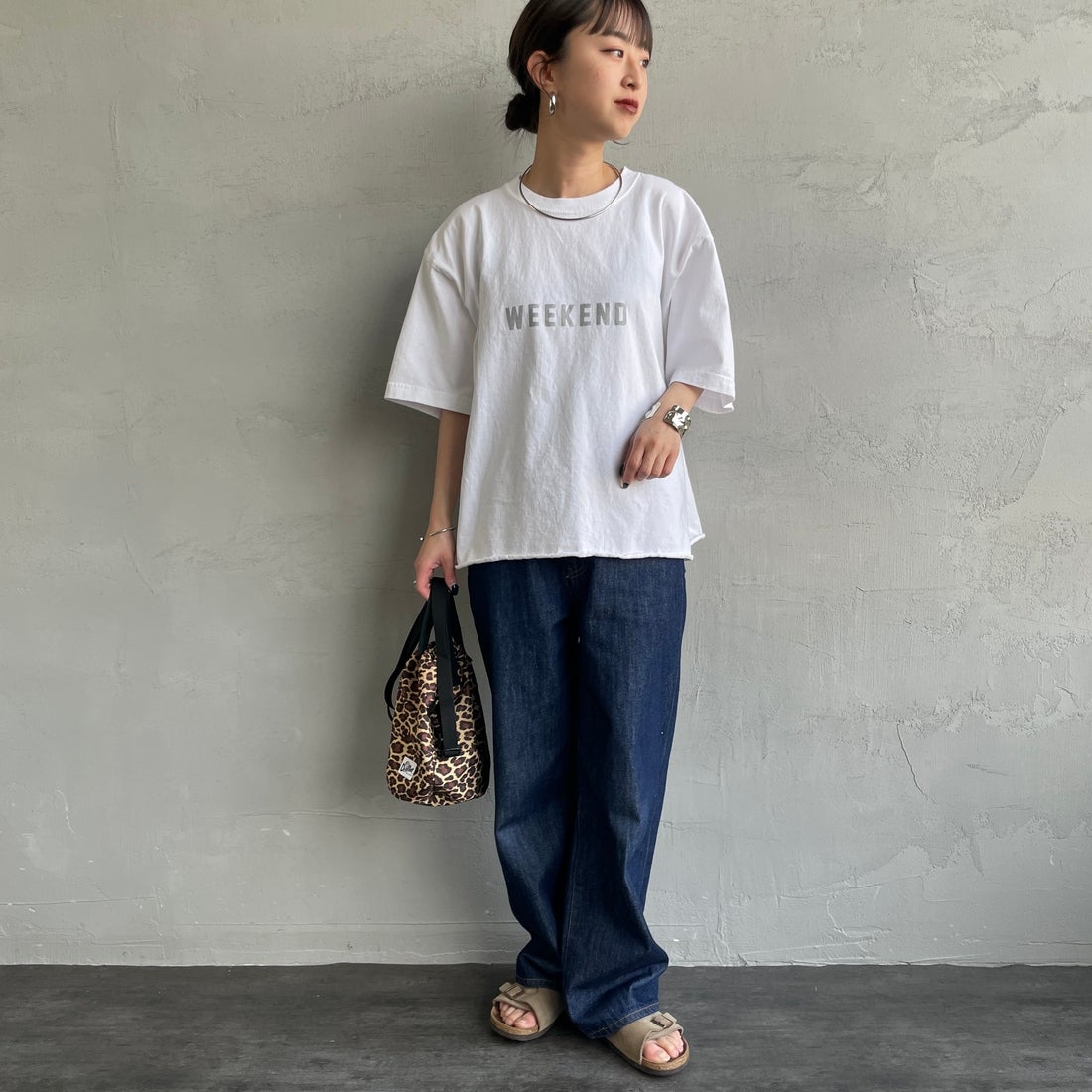 FUNG [ファング] 別注 WEEKEND カットオフ プリントTシャツ [WEEKEND-JF] WHT/SILVER &&モデル身長：150cm 着用サイズ：M&&