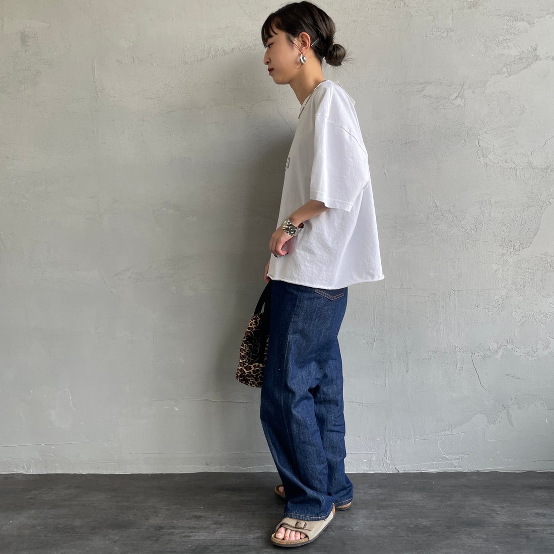 FUNG [ファング] 別注 WEEKEND カットオフ プリントTシャツ [WEEKEND-JF] WHT/SILVER &&モデル身長：150cm 着用サイズ：M&&