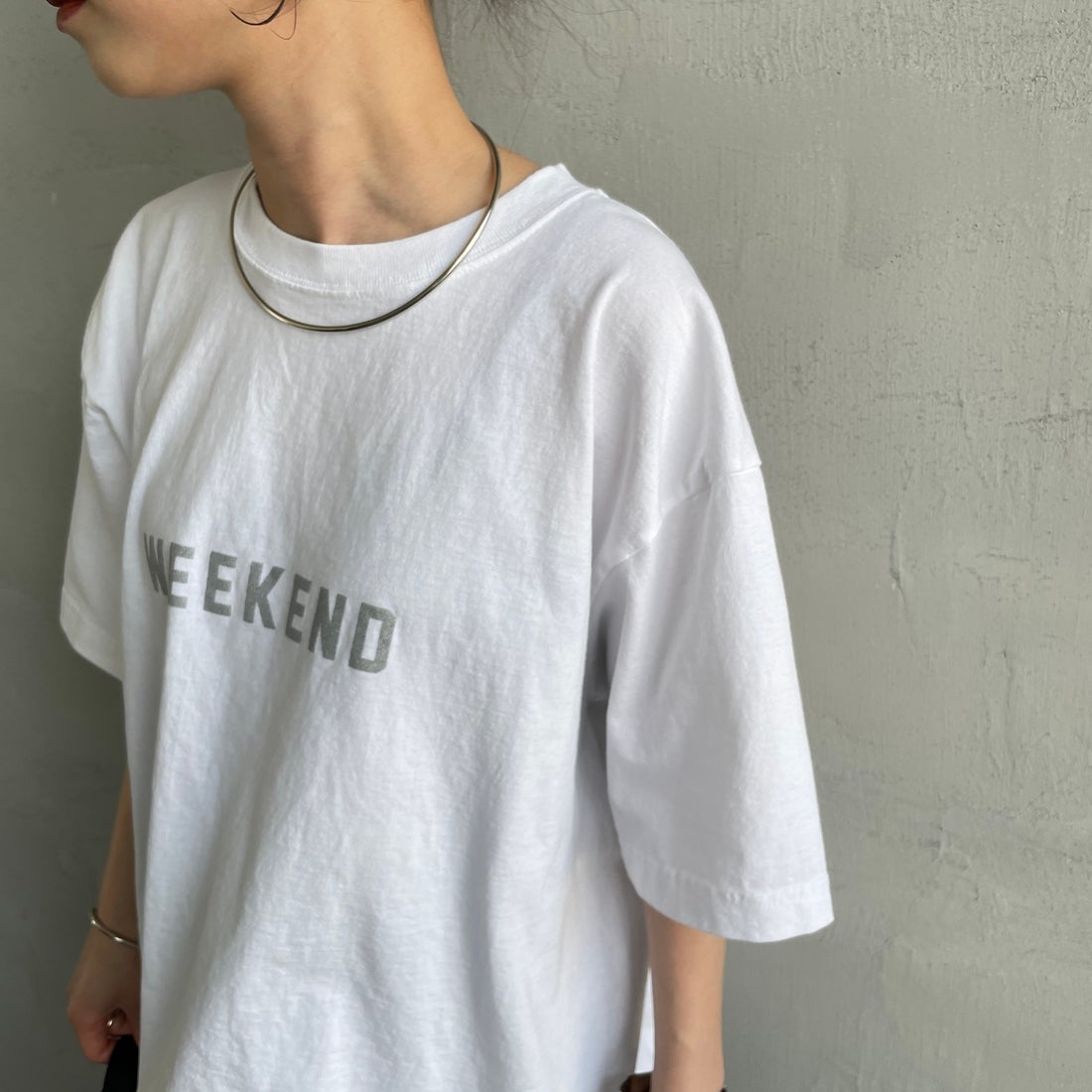 FUNG [ファング] 別注 WEEKEND カットオフ プリントTシャツ [WEEKEND-JF] WHT/SILVER &&モデル身長：150cm 着用サイズ：M&&