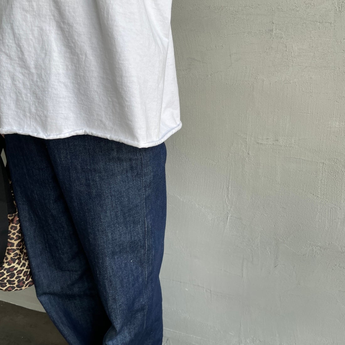 FUNG [ファング] 別注 WEEKEND カットオフ プリントTシャツ [WEEKEND-JF] WHT/SILVER &&モデル身長：150cm 着用サイズ：M&&
