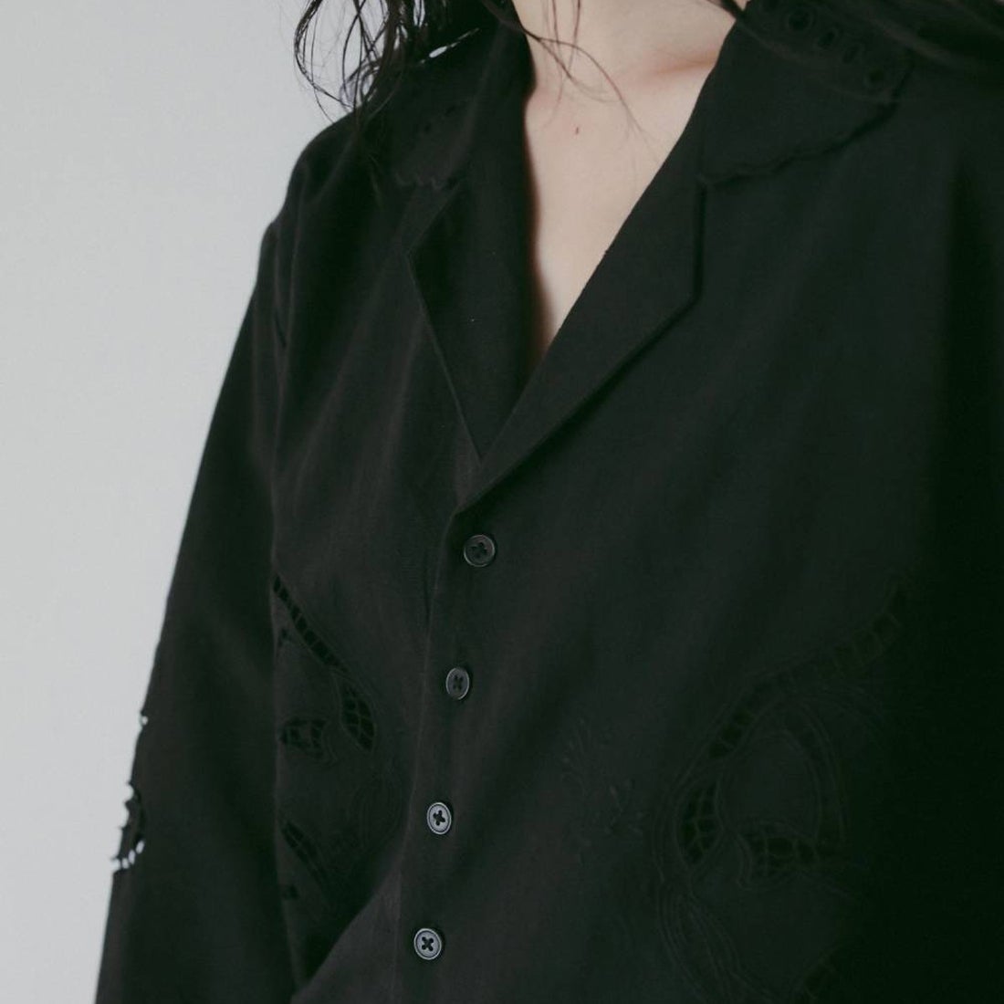 anuke [アンヌーク] カットワーク オープンカラーシャツ [62610418] BLK