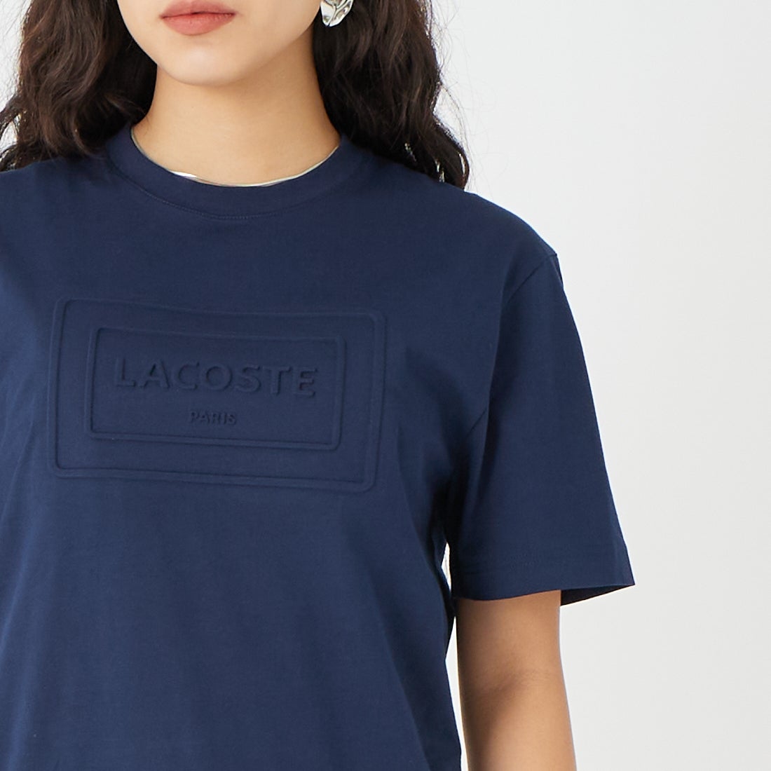 LACOSTE [ラコステ] エンボスパリロゴ クルーネックTシャツ [TH0794] 166 NAVY B &&モデル身長：162cm 着用サイズ：XS&&