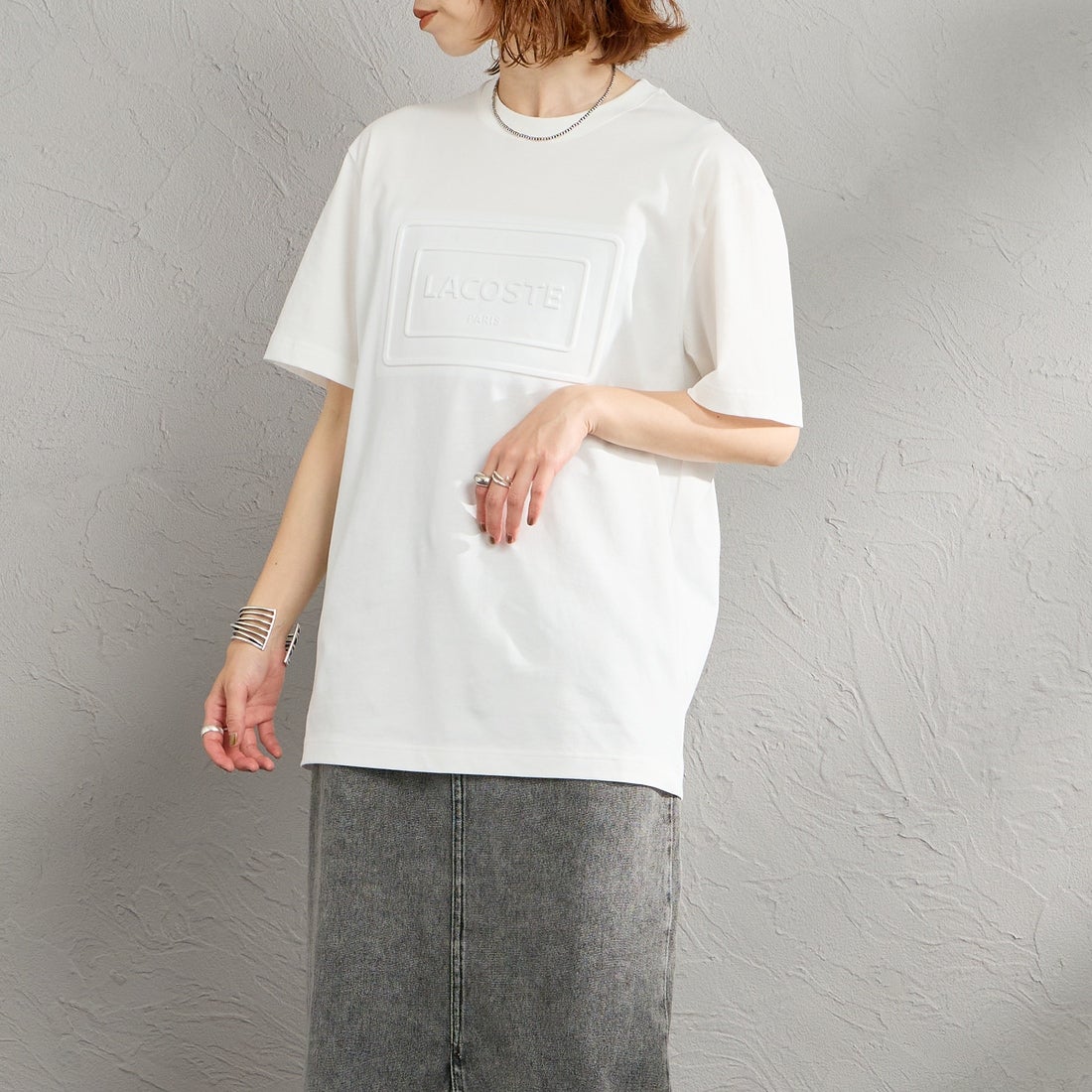 LACOSTE [ラコステ] エンボスパリロゴ クルーネックTシャツ [TH0794] 70V FLOUR &&モデル身長：158cm 着用サイズ：S&&