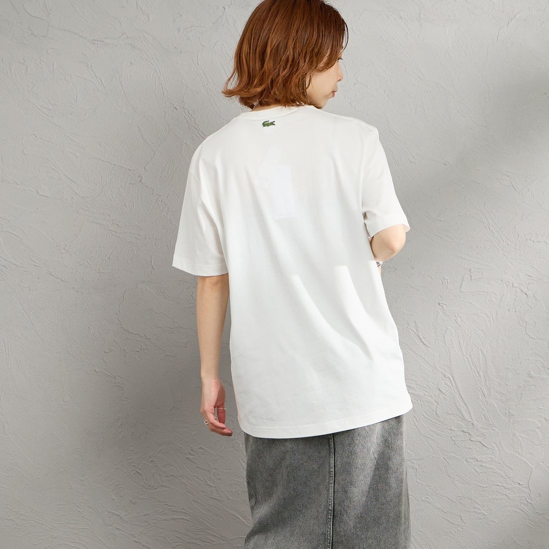 LACOSTE [ラコステ] エンボスパリロゴ クルーネックTシャツ [TH0794] 70V FLOUR &&モデル身長：158cm 着用サイズ：S&&
