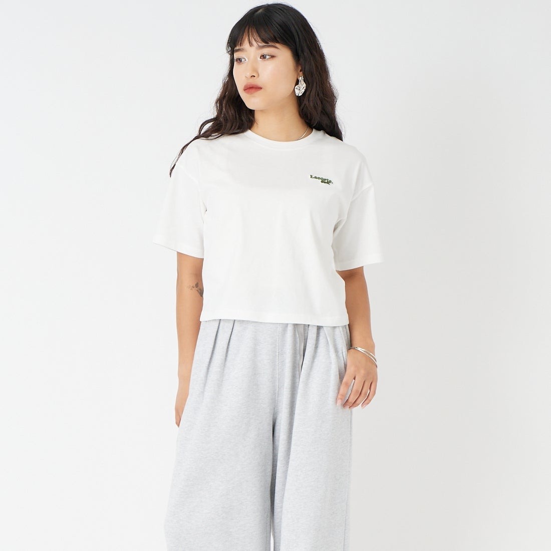 LACOSTE [ラコステ] ネーム＆ワニロゴパッチクロップドTシャツ [TF7605] 70V FLOUR &&モデル身長：162cm 着用サイズ：34&&
