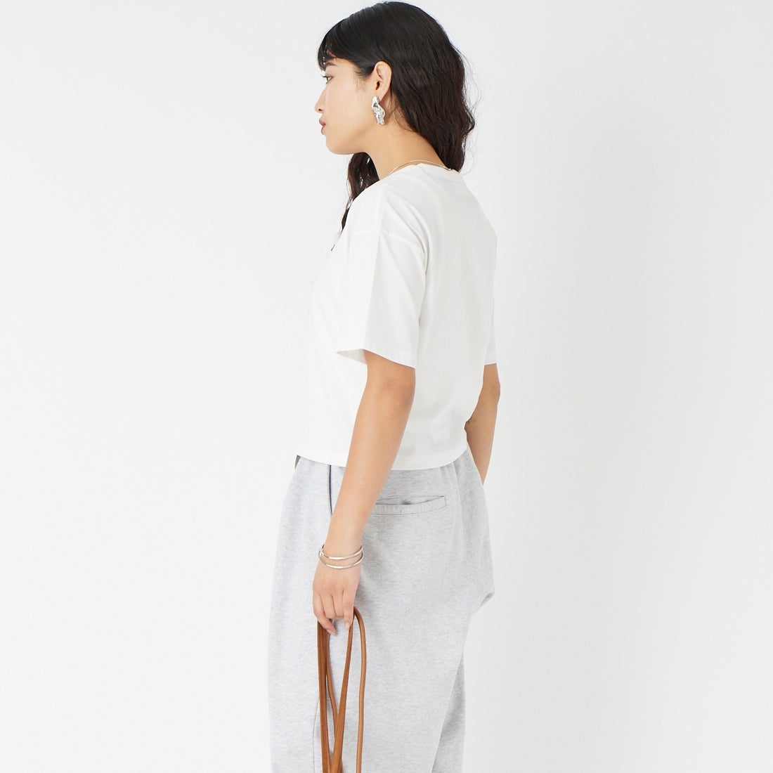 LACOSTE [ラコステ] ネーム＆ワニロゴパッチクロップドTシャツ [TF7605] 70V FLOUR &&モデル身長：162cm 着用サイズ：34&&