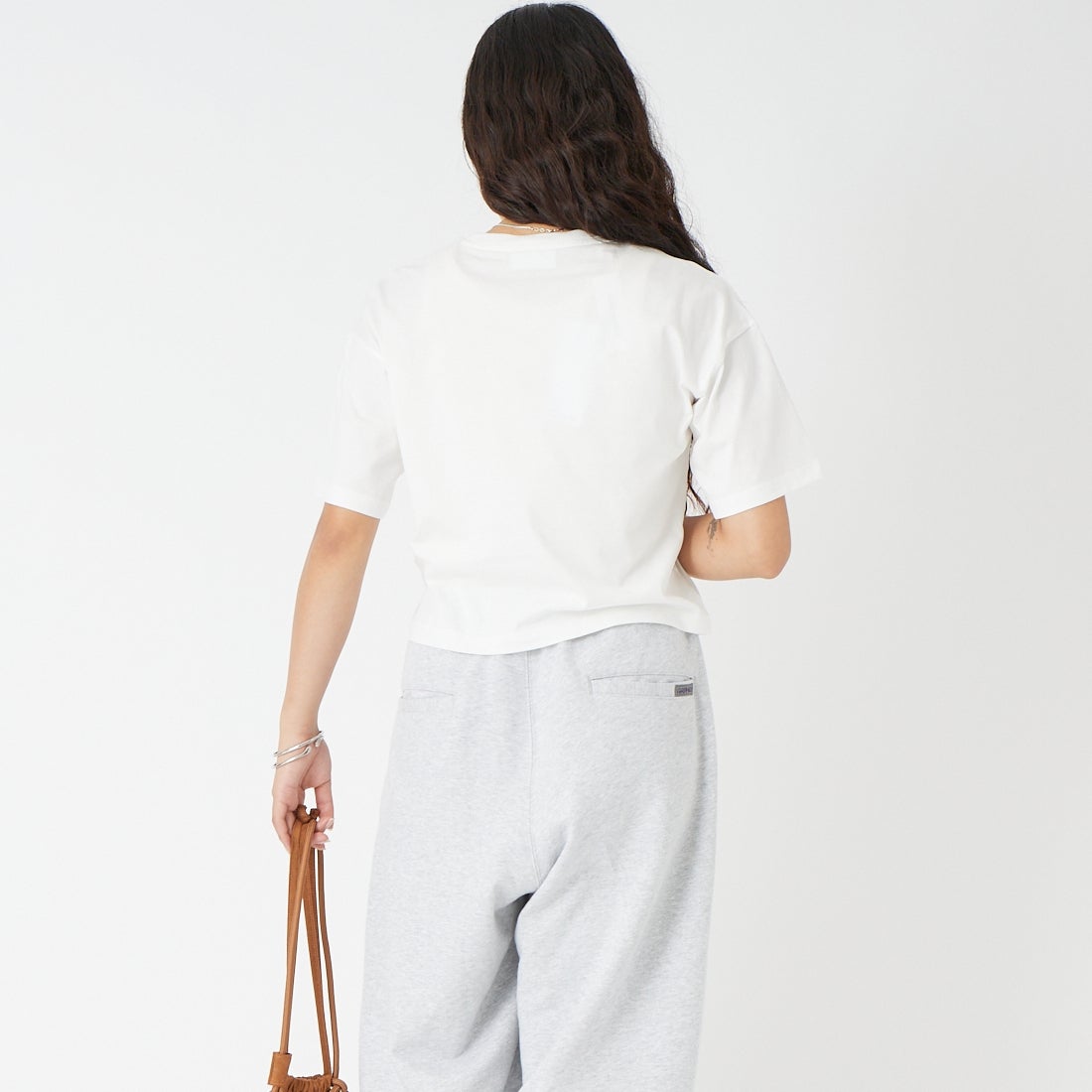 LACOSTE [ラコステ] ネーム＆ワニロゴパッチクロップドTシャツ [TF7605] 70V FLOUR &&モデル身長：162cm 着用サイズ：34&&