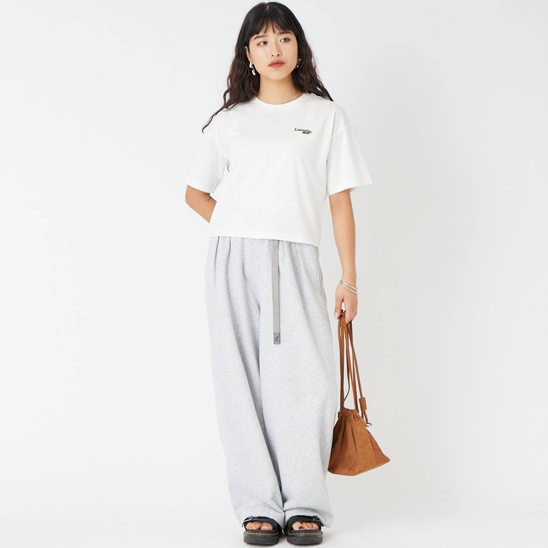 LACOSTE [ラコステ] ネーム＆ワニロゴパッチクロップドTシャツ [TF7605] 70V FLOUR &&モデル身長：162cm 着用サイズ：34&&