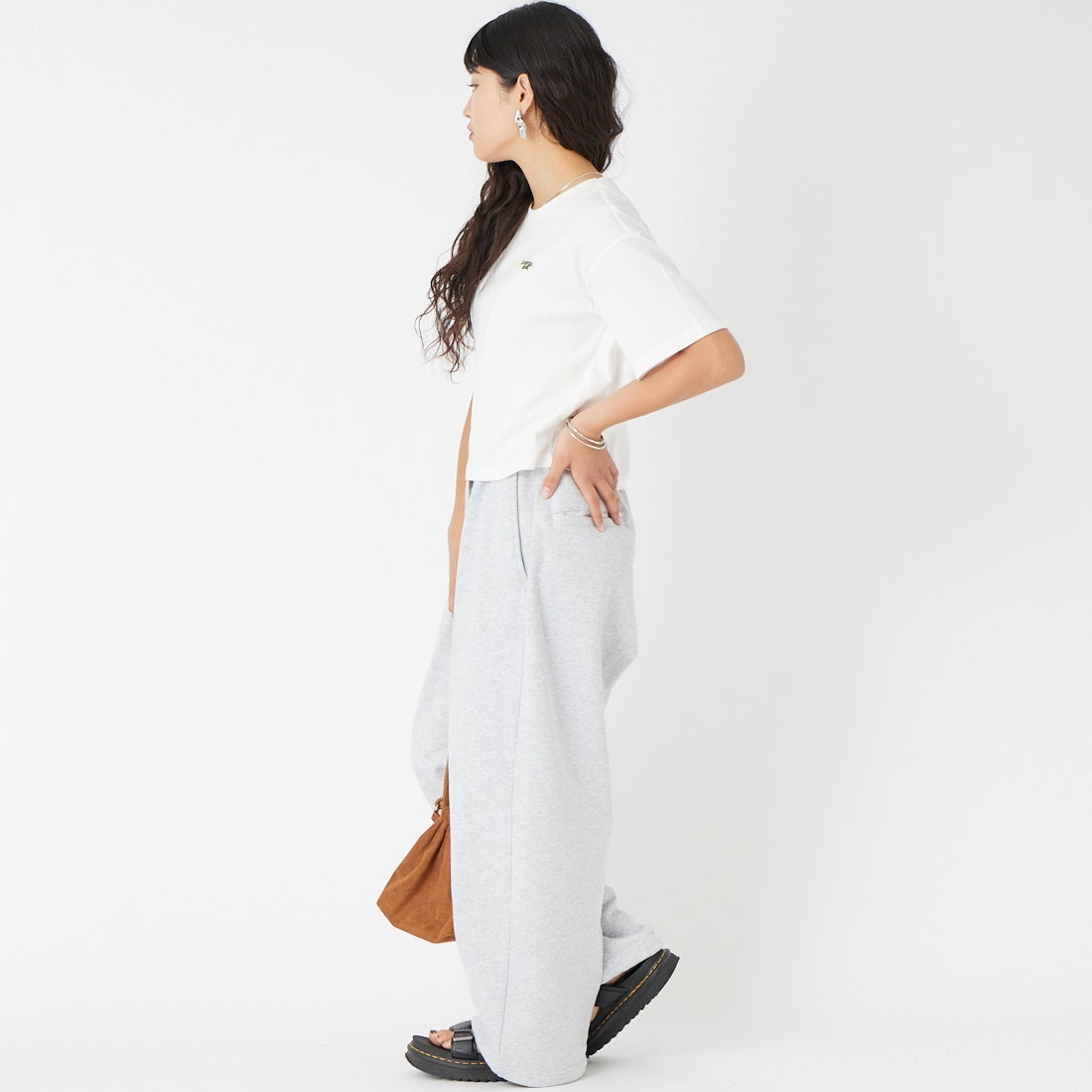 LACOSTE [ラコステ] ネーム＆ワニロゴパッチクロップドTシャツ [TF7605] 70V FLOUR &&モデル身長：162cm 着用サイズ：34&&