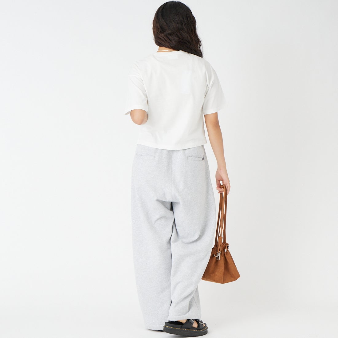 LACOSTE [ラコステ] ネーム＆ワニロゴパッチクロップドTシャツ [TF7605] 70V FLOUR &&モデル身長：162cm 着用サイズ：34&&