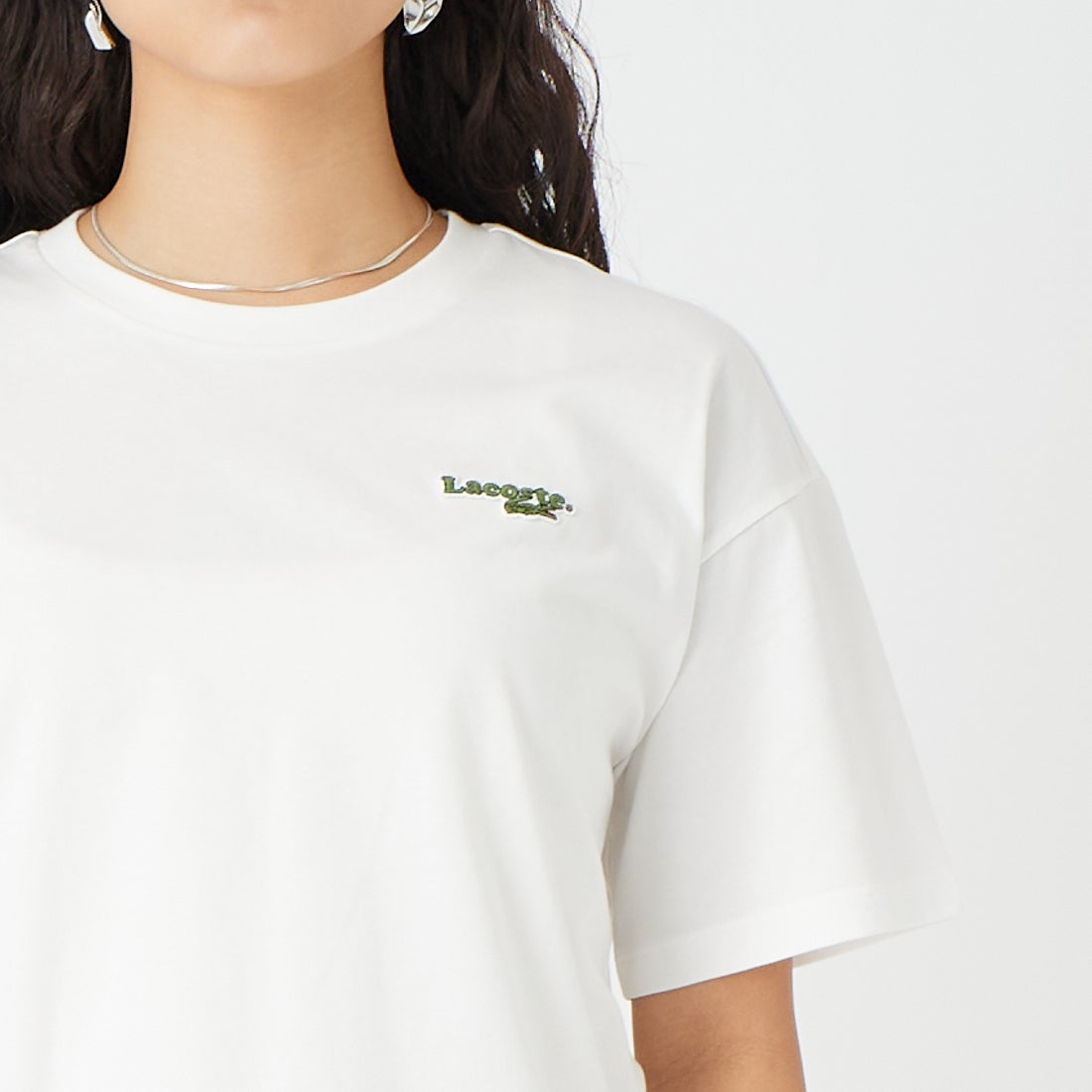 LACOSTE [ラコステ] ネーム＆ワニロゴパッチクロップドTシャツ [TF7605] 70V FLOUR &&モデル身長：162cm 着用サイズ：34&&